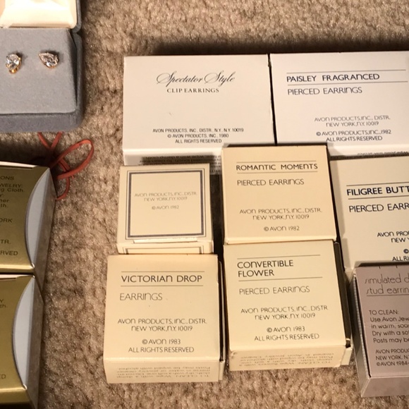 Avon Vintage Jewelry 24 piece lot Earrings. In original boxes. - Picture 7 of 9